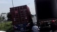 Hai xe container chạy song song tốc độ chậm gây cản trở giao thông khiến nhiều người bức xúc