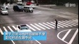 Thán phục người phụ nữ dừng xe giúp người đàn ông đi nạng băng qua đường
