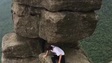 Cô gái liều mình trèo lên hòn đá cheo leo chỉ để có được bức ảnh đẹp