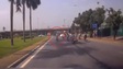 Người phụ nữ đi xe máy dừng xe giữa đường tránh nắng khiến ô tô phải phanh gấp