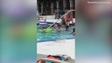 Nữ du khách gây sốc khi thản nhiên cạo lông chân bên bể bơi đông người