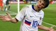 Arshavin giẫm lên người đồng đội để ăn mừng bàn thắng