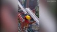Hãi hùng cảnh công nhân Malaysia đi chênh vênh trên tòa nhà chọc trời