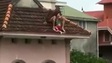 Đối tượng nghi ngáo đá khống chế con trai 2 tuổi trên mái nhà (video người dân cung cấp)