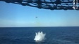 Rộ video nghi tiêm kích Mỹ đánh rơi thùng dầu sát tàu sân bay