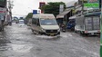 Con đường biến thành "sông" sau một đêm mưa ở Sài Gòn