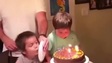 Chết cười với "cuộc chiến" giành thổi nến bánh sinh nhật
