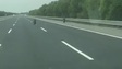 Hai bánh xe vô chủ lăn trên đường cao tốc