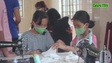 Trẻ em tại trung tâm may khẩu trang tặng tuyến đầu chống dịch