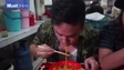 Blogger du lịch chảy nước mắt khi ăn món mỳ siêu cay