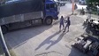 Clip 2 tài xế xe tải giành đường, cầm hung khí đuổi chém nhau