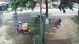 Người phụ nữ "gặp họa" vì lao thẳng xe máy từ nhà ra đường