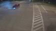Khoảnh khắc chiếc xe vượt đèn đỏ tốc độ cao, suýt gây tai nạn kinh hoàng