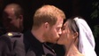 Màn "khóa môi" ngọt ngào của Hoàng tử Harry và vợ mới cưới