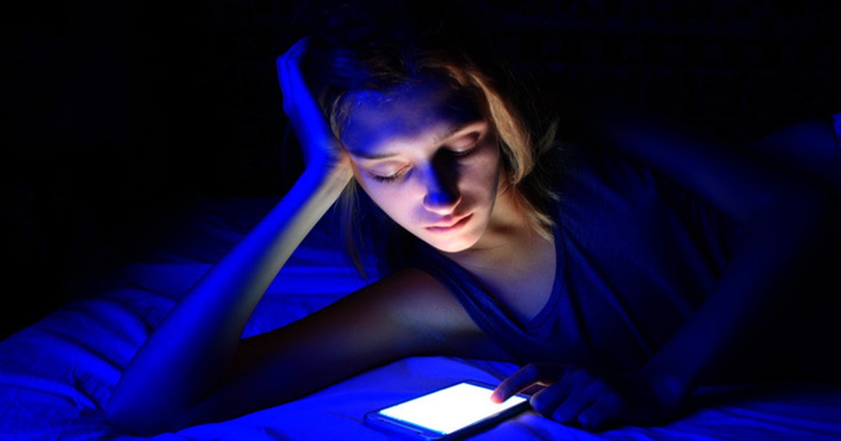 Ánh sáng xanh của màn hình smartphone có thể gây ra nguy cơ mù lòa? | Báo Dân trí