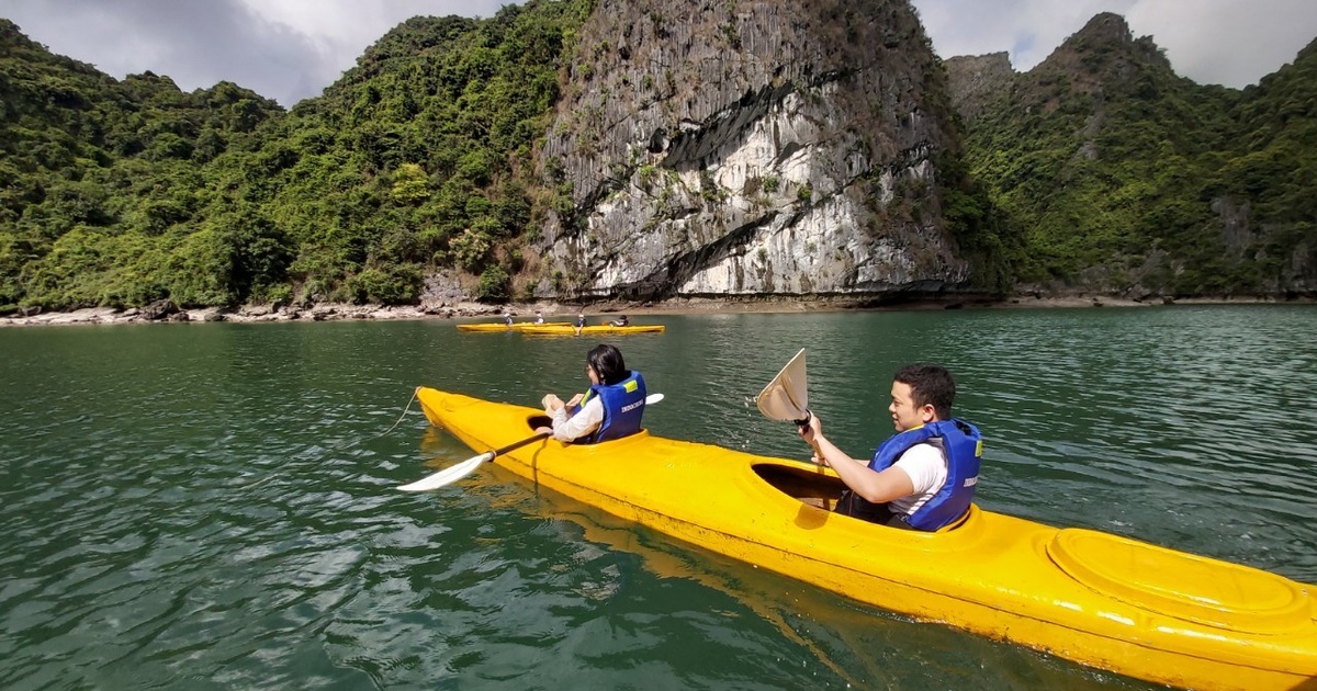 Đến Hạ Long thử trải nghiệm chèo thuyền kayak và ngủ đêm trên du thuyền | Báo Dân trí