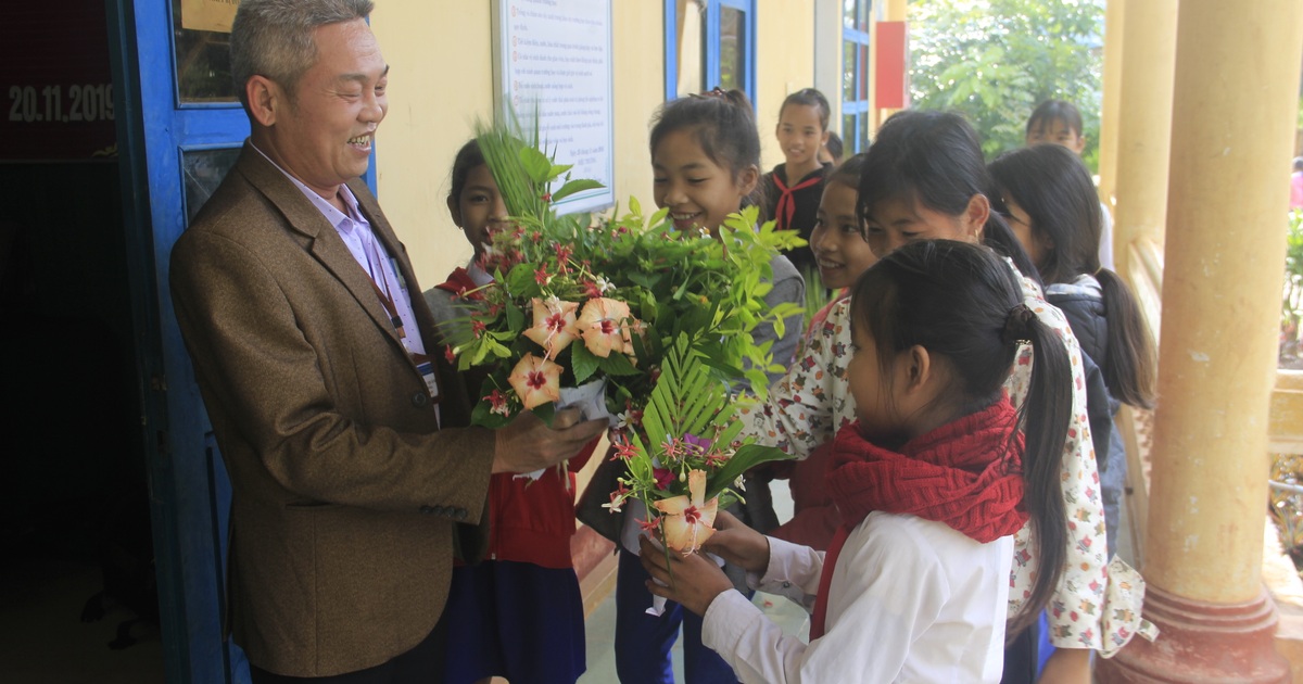 Học sinh miền núi tặng thầy cô hoa dại, sắn rừng, gạo