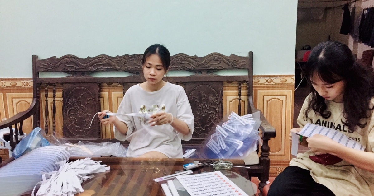 Sinh viên hào hứng làm mũ chắn giọt bắn "chia lửa" cùng người dân vùng dịch - Vimarsana News
