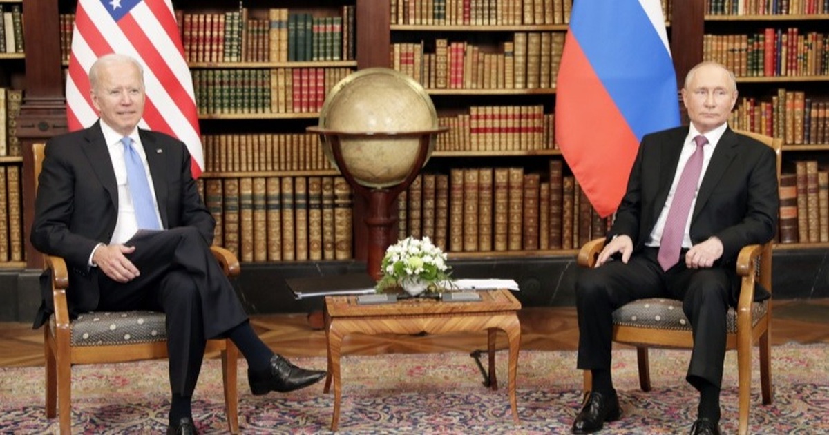 Dân mạng xôn xao về tấm thẻ trong tay ông Biden khi họp với ông Putin - Vimarsana News