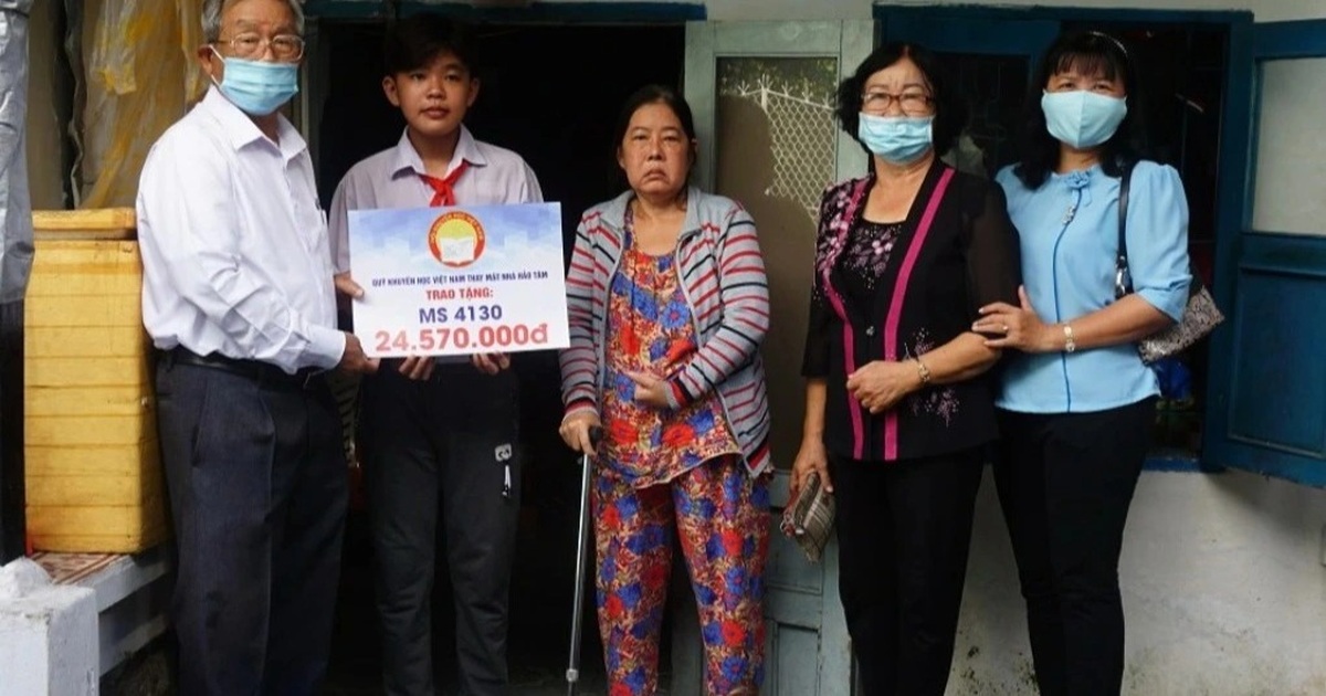 "Cậu bé ôm bụng đói đến trường" được bạn đọc Dân trí giúp đỡ - Vimarsana News