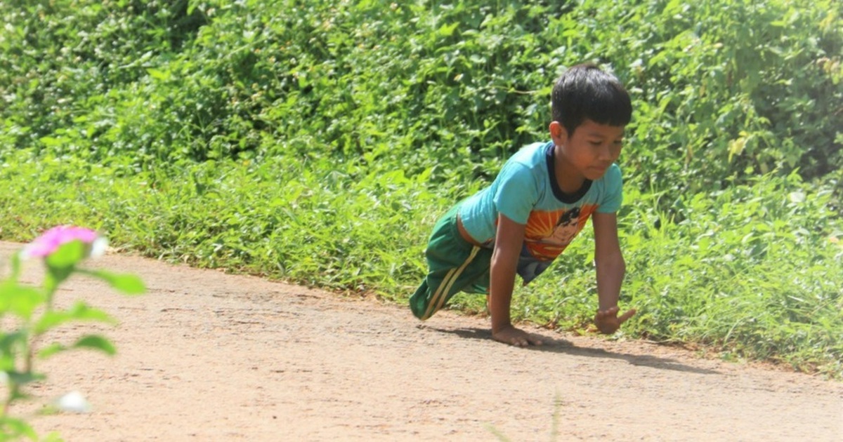 Khâm phục nghị lực phi thường của cậu bé đến trường bằng đôi tay - Vimarsana News