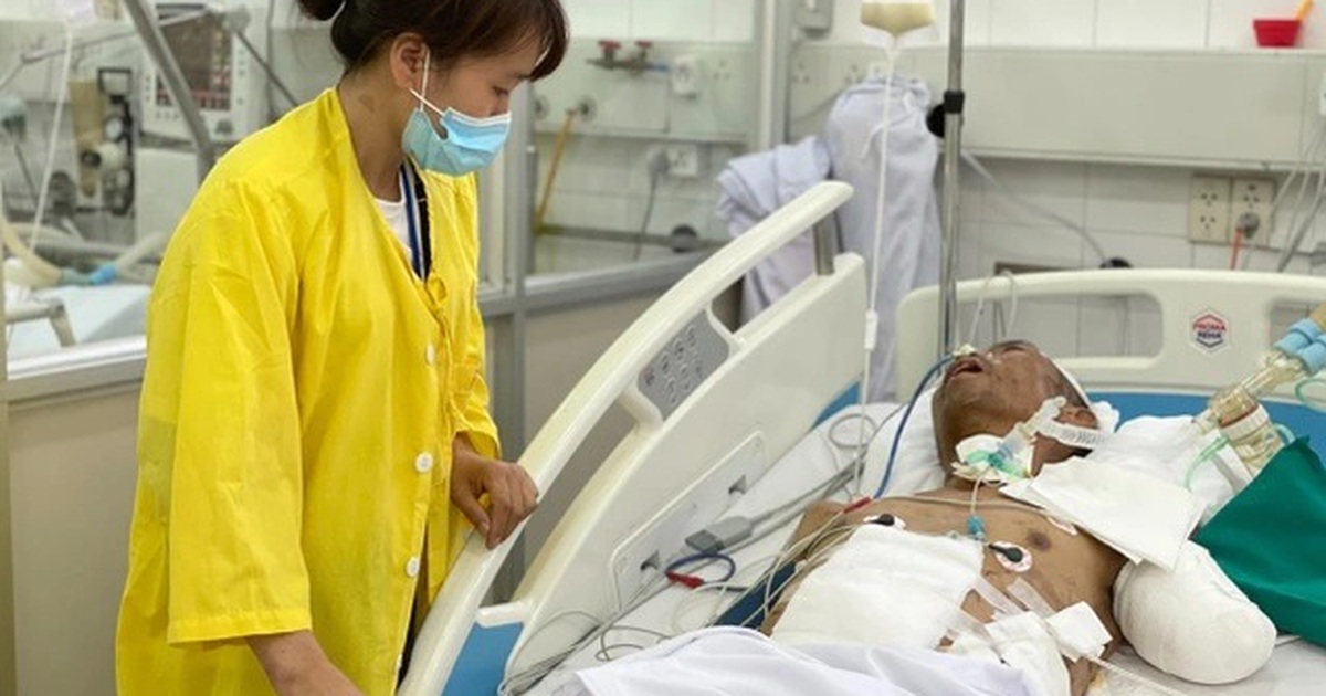 Người phụ nữ mừng rơi nước mắt nghe thấy tiếng chồng gọi từ phòng cấp cứu - Vimarsana News