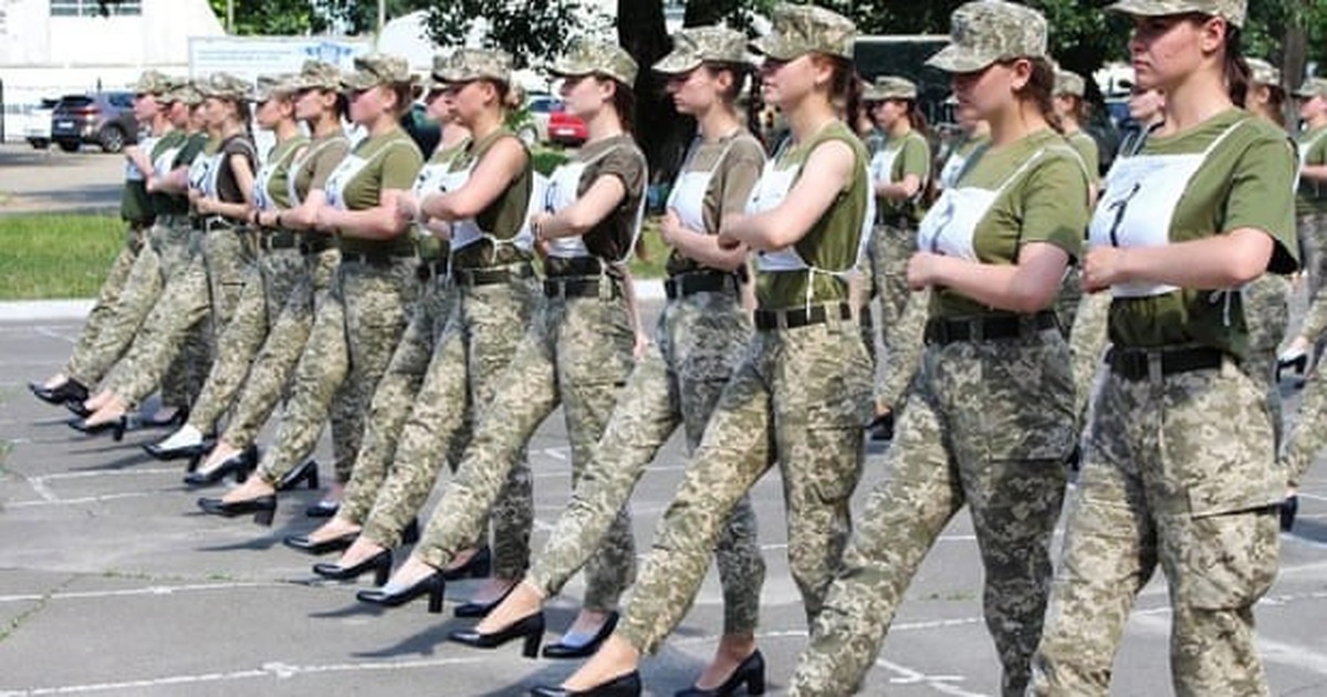 Tranh cãi việc nữ binh sĩ Ukraine đi giày cao gót duyệt binh - Vimarsana News