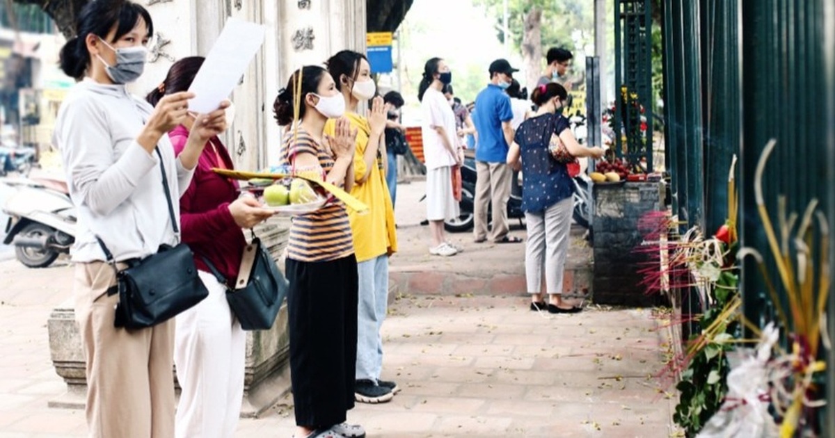 Thí sinh thi tốt nghiệp đặt lễ ngoài đường, vái vọng cầu may trước Văn Miếu - Vimarsana News