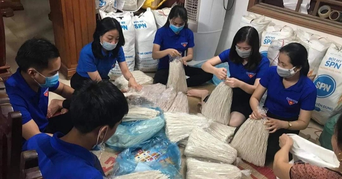 Quảng Bình: Đoàn viên làm cháo canh khô gửi lao động vùng dịch TPHCM - Vimarsana News