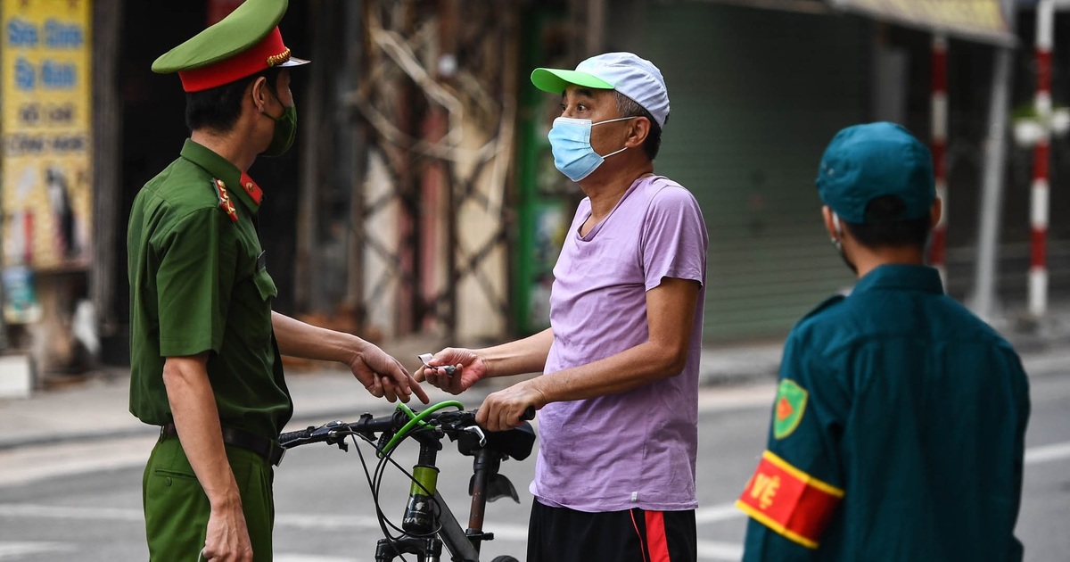 Bất chấp giãn cách xã hội, người Hà Nội vẫn đổ ra đường đạp xe, tập thể dục - Vimarsana News