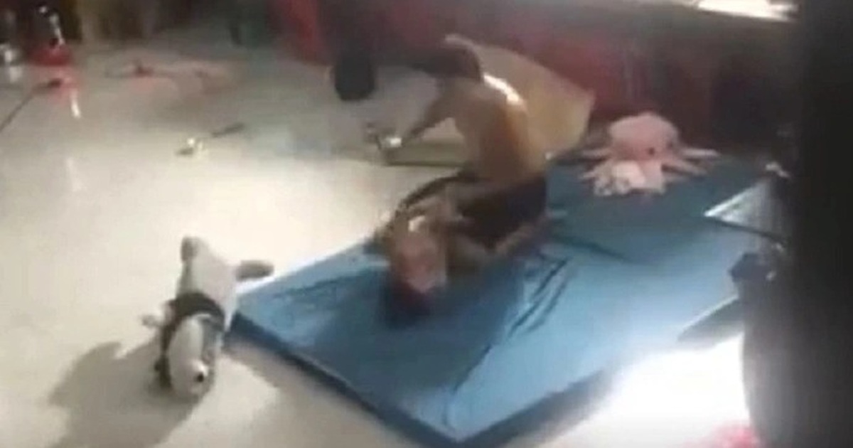 Gã cha dượng đánh đập dã man bé trai 5 tuổi có thể đối diện hình phạt nào? - Vimarsana News
