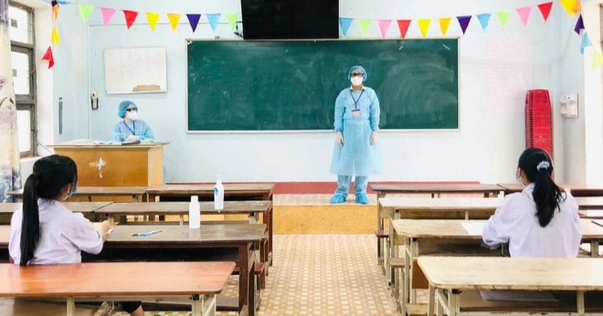 Thí sinh là F2, cán bộ coi thi mặc đồ bảo hộ kín mít - Vimarsana News