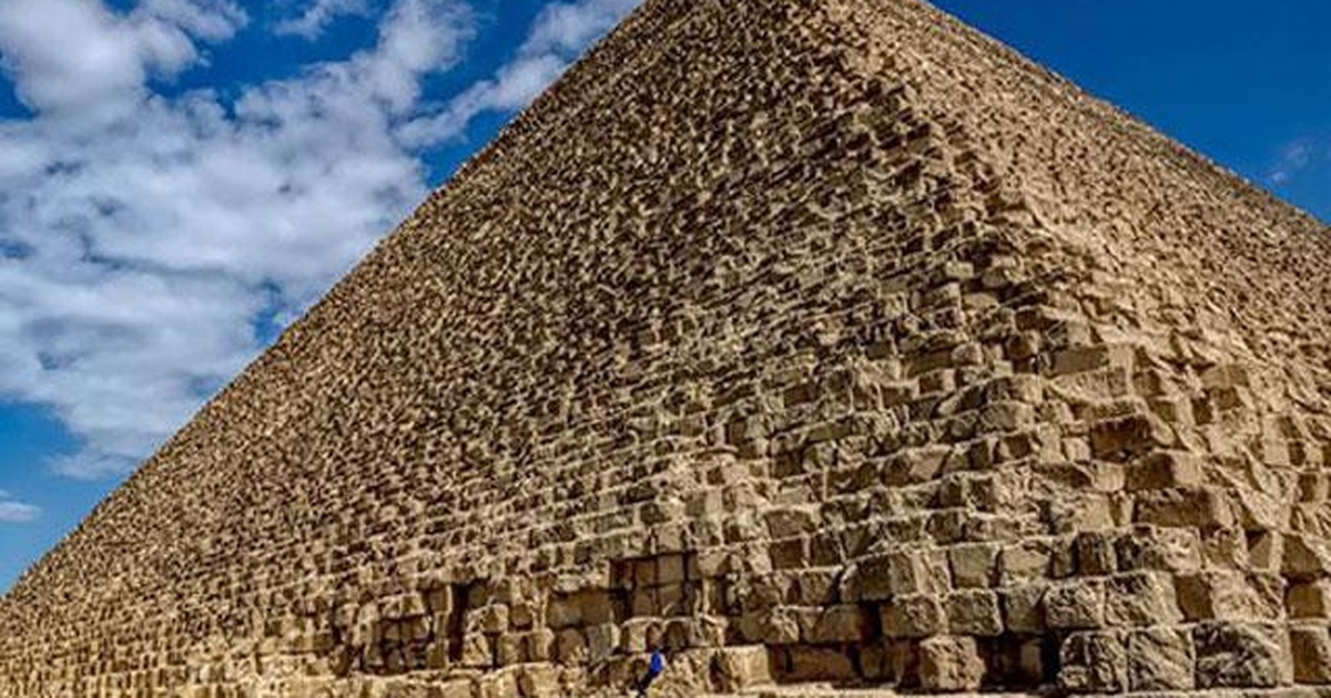 Người Phụ Nữ Đứng Trên Sân Thượng Trên Nền Kim Tự Tháp Giza Hình ảnh Sẵn có   Tải xuống Hình ảnh Ngay bây giờ  iStock