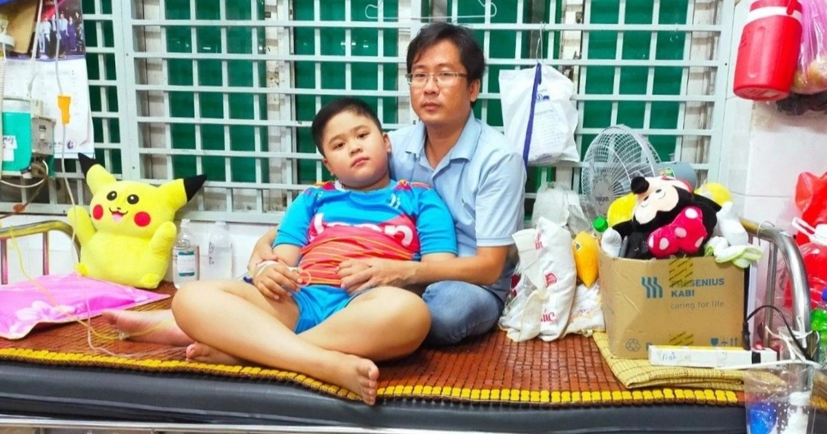 Đưa con lên TPHCM chữa bệnh, cha con mắc kẹt quay quắt trong phòng trọ - Vimarsana News