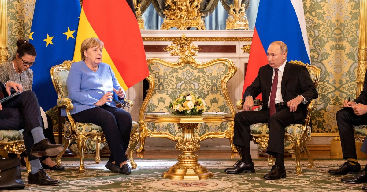 Bà Merkel bối rối vì chuông điện thoại cắt ngang cuộc họp với ông Putin - Vimarsana News