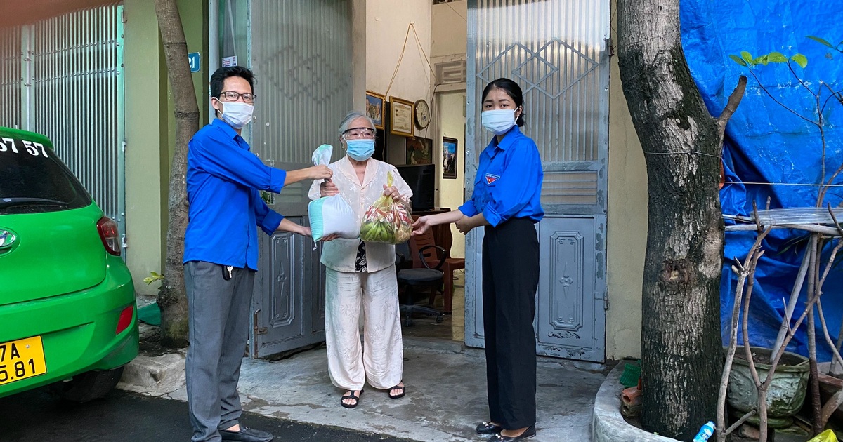 Những "shipper áo xanh" mang nhu yếu phẩm cung ứng cho người dân - Vimarsana News