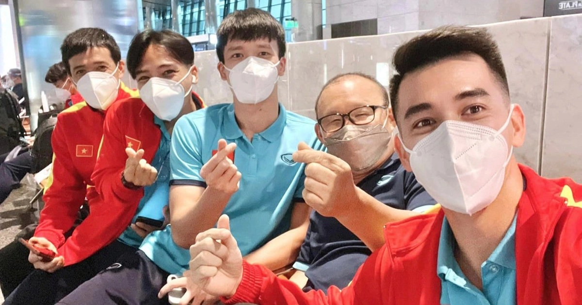 Đội tuyển Việt Nam đổ bộ Saudi Arabia, HLV Park Hang Seo gặp lại Văn Lâm - Vimarsana News