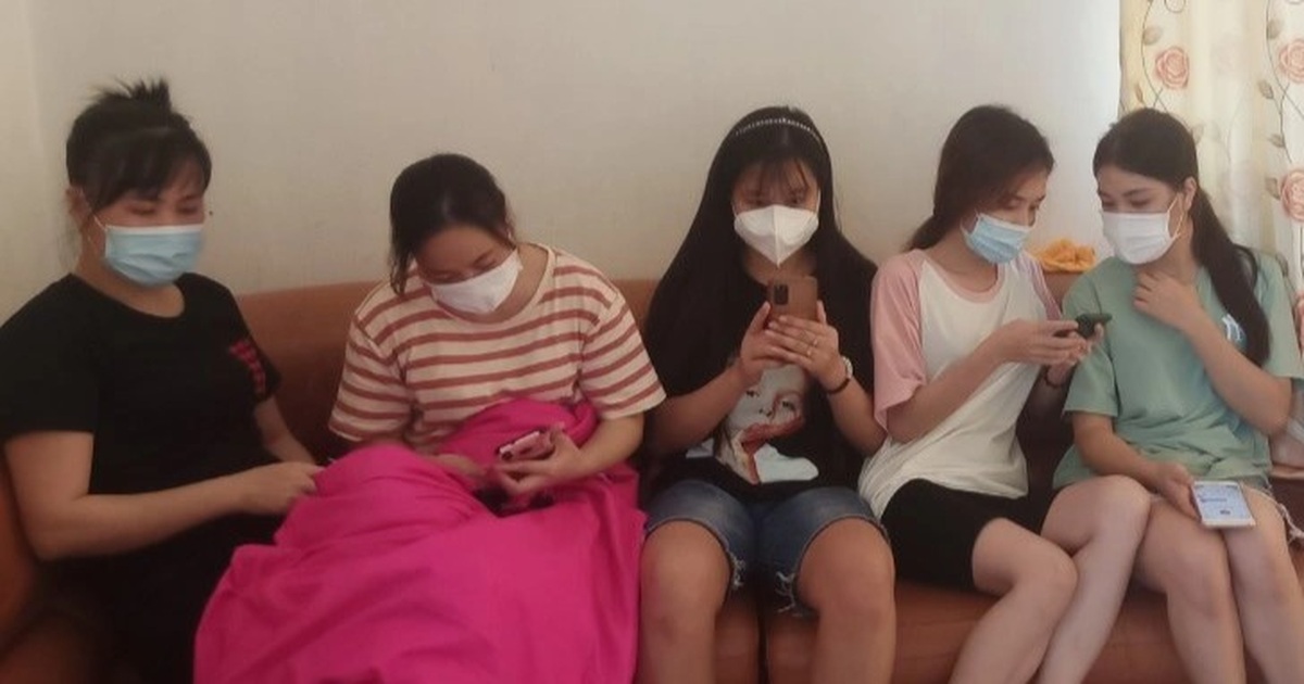 Hành trình "cực chẳng đã" của 8 công nhân chui thùng xe đông lạnh về quê - Vimarsana News