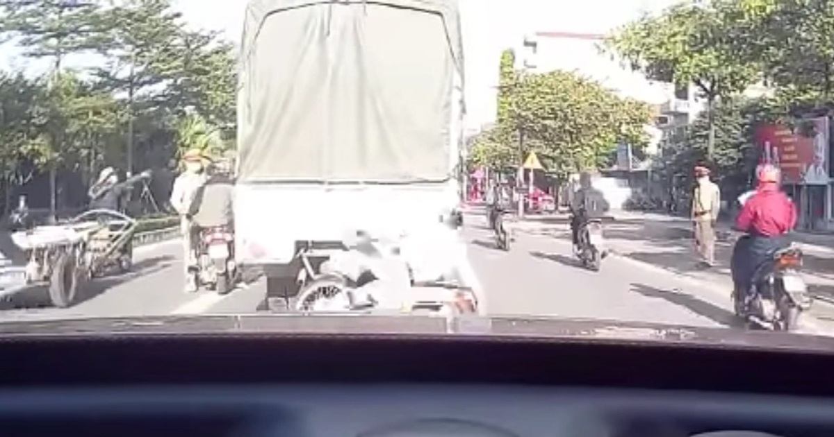 Tạt đầu ô tô, thanh niên đi xe máy tự chuốc họa | Báo Dân trí