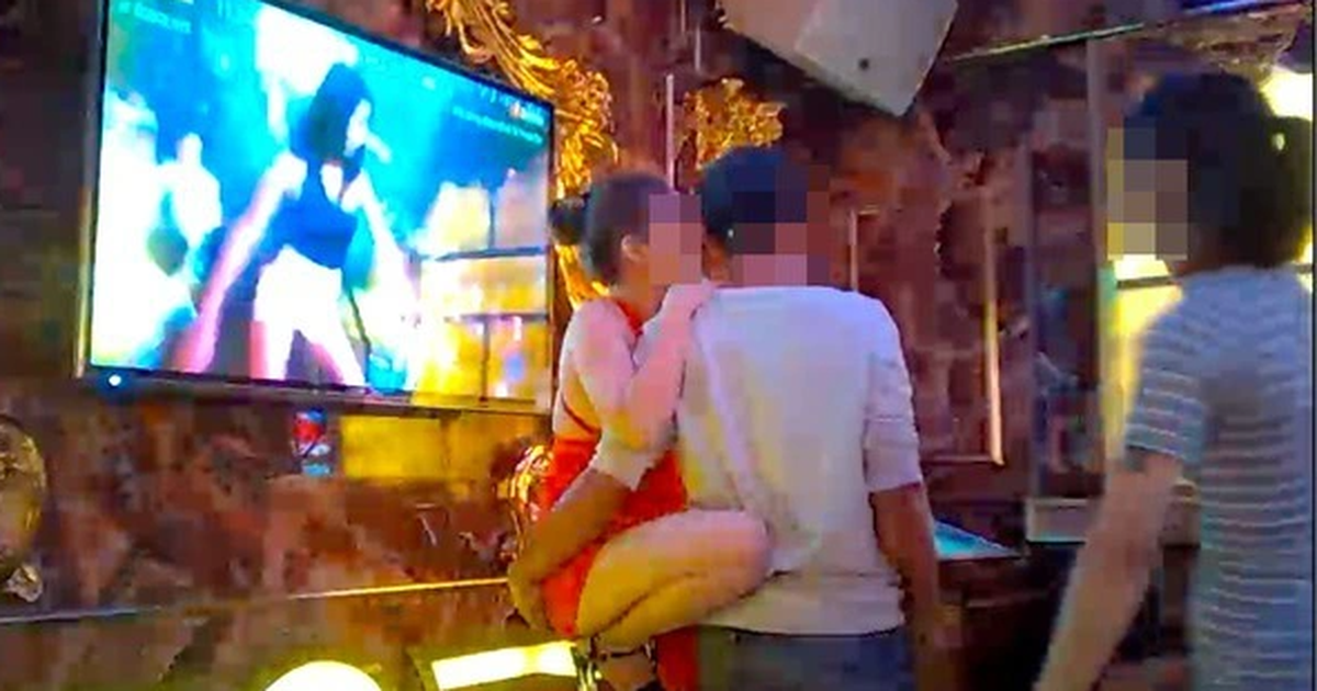 Vén màn dịch vụ quái đản núp bóng quán karaoke | Báo Dân trí