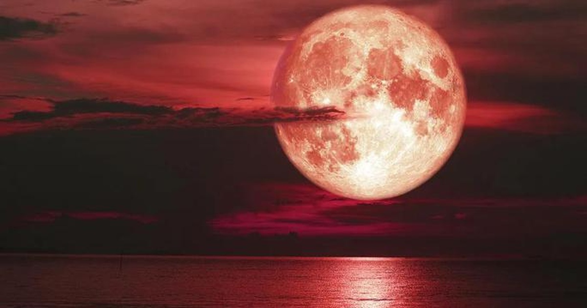 Làm sao có thể bỏ qua được hình ảnh siêu trăng dâu đầy mê hoặc này? Một hiện tượng thiên nhiên đặc biệt khi mà mặt trăng được nhìn thấy to lên và sáng rực nhất trong năm.