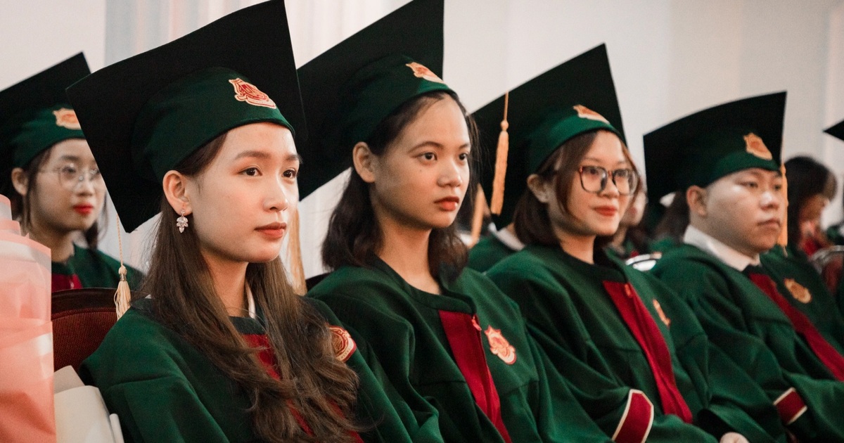 Bộ Lễ Phục Ấn Tượng Của Sinh Viên Kinh Tế Trong Ngày Tốt Nghiệp | Báo Dân  Trí