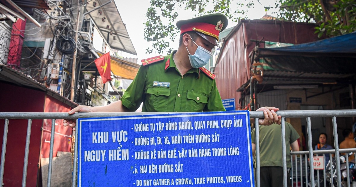 Hà Nội dựng hàng rào "phong tỏa" phố cà phê đường tàu - Vimarsana News