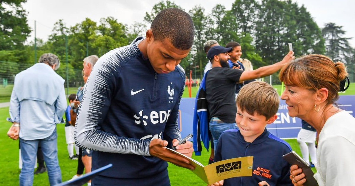 Câu chuyện của Kylian Mbappé: Ngôi sao trẻ có trái tim ấm áp |  Báo Dân trí