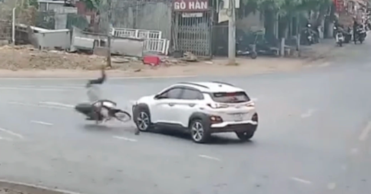 Nữ tài xế đi ô tô va chạm với xe máy trong một tình huống "khó hiểu" 