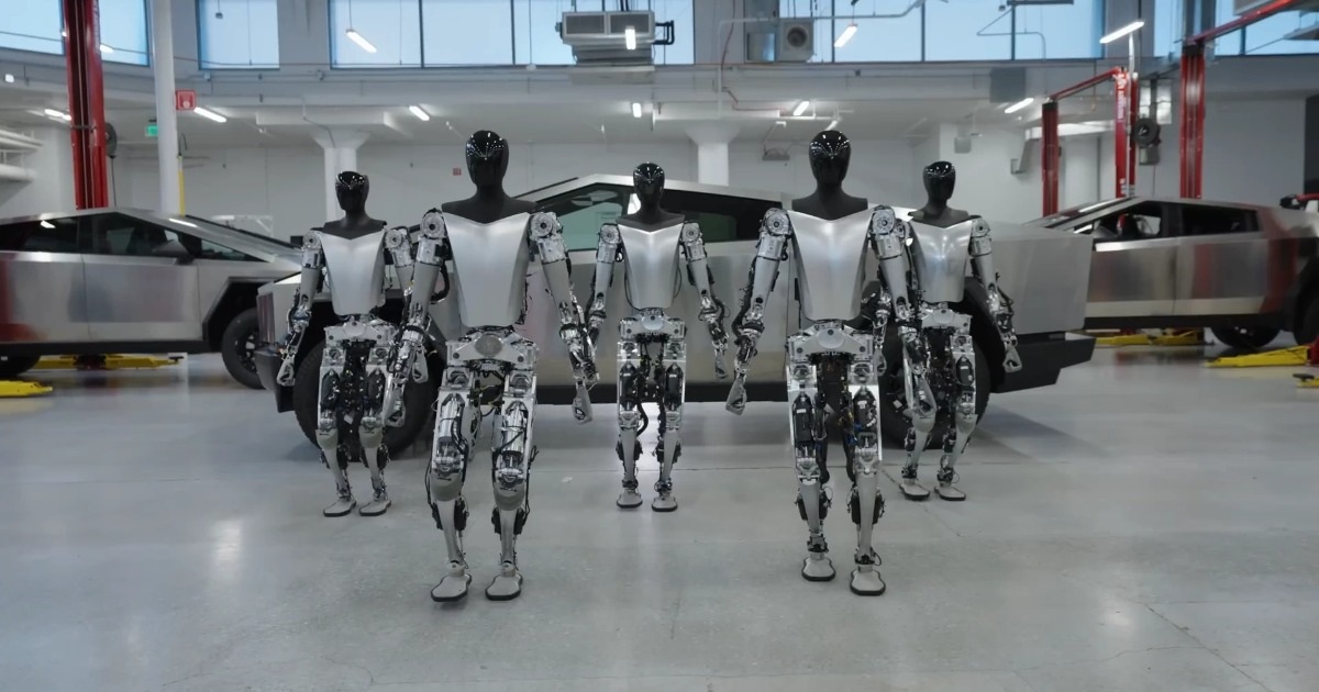 Tesla tung video khoe khả năng đi lại, cầm nắm đồ vật của robot hình người