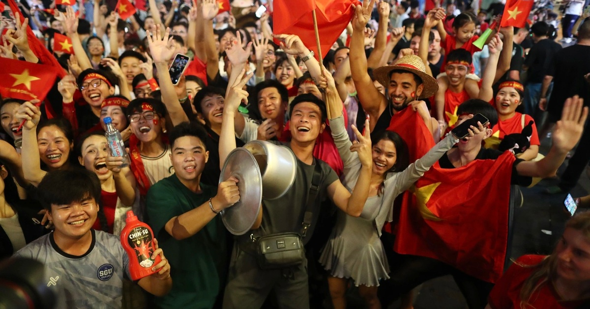 紅安南花文盃 ベトナム 15～16世紀 紅安南花文盃 Ho Chi Minh City holds ASEAN Flag-Raising Ceremony | SGGP