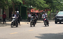 Học sinh vô tư đi xe máy đến trường