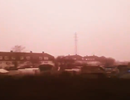 Kỳ quái hiện tượng sương mù màu hồng ở Anh