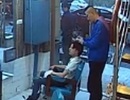 Tức giận vì mái tóc không ưng ý, khách hàng đòi cắt lại tóc của thợ để trả thù